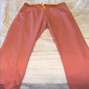 Figs coral KADE scrub pants